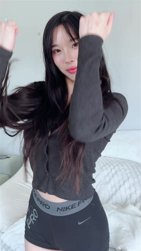 elle lee mega leak|Elle Lee (@elleleeofficial) .